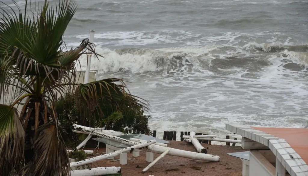 Ostia: Ciocchetti (Fdi), stabilimenti inghiottiti dal mare, serve dichiarazione stato calamità naturale